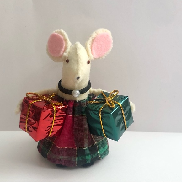 Christmas mouse ornament felt holding 2 gifts  plaid dress holiday party - Picture 6 of 7